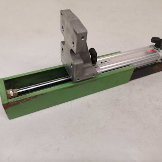 Paineilmasylinteri ulkoisella johdeyksiköllä 50/20-190