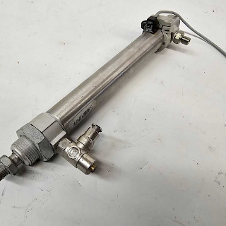 Paineilmasylinteri 27/10-150