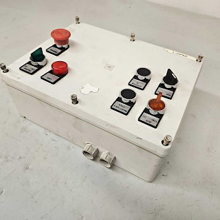 Sähkö / kytkinkaappi 32x24x12 cm