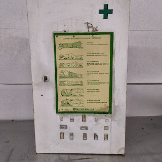 Lääkekaappi Peltinen