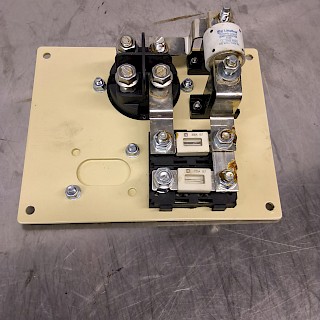 Uusi KYTKENTÄ ALUSTA LUKITTAVALLA VIRTA KYTKIMELLA