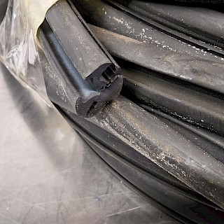 KUMITIIVISTE AUTON IKKUNAAN