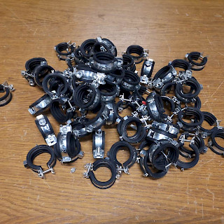 Putken kiinnikkeet 32 - 35 mm 72 kpl