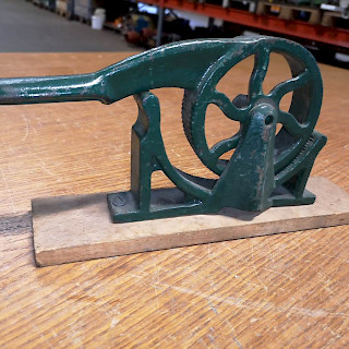 Valurauta korkkipuristin puupohjaan.