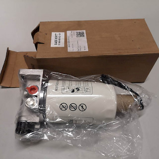 Polttoaineensuodatin jalalla