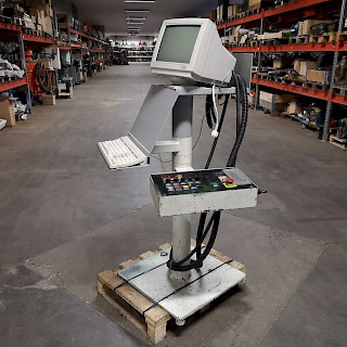 Kääntyvä teline / ohjauspulpetti