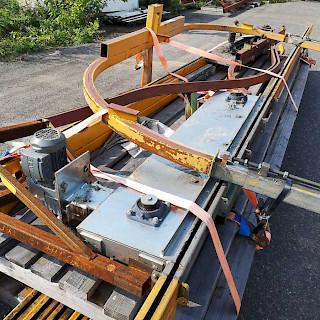 Nosto-ovien moottoreita / kiskoja