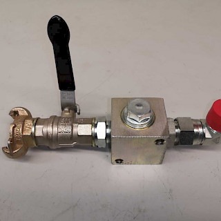 Sarja hydrauliikkaliittimiä ja venttiilejä