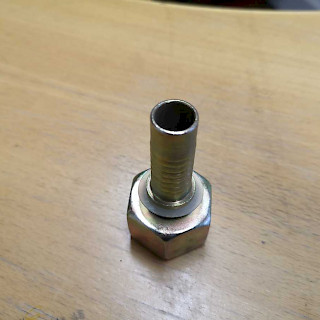 Puristettava liitin suora sisäkierre 28