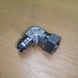 RST Liitin sisäkierre 18 ulkokierre 19