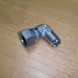 Kulmaliitin 90° DN4 sisäkierre 13 ulkokierre ​14