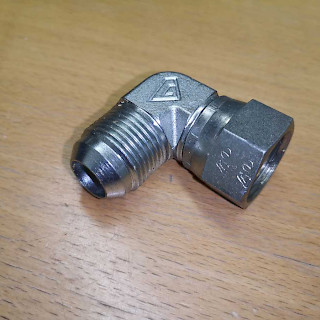 Kulmaliitin 90° DN15 sisäkierre 25 ulkokierre ​26