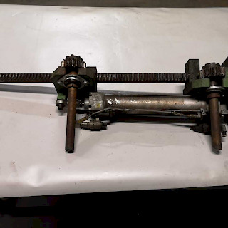 Hammastanko / paineilmasylinteri / ohjausakseli