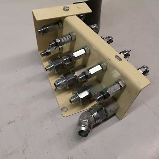 Hydrauliliittimen työkoneen pistokeosa