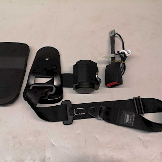 Automaattisesti kiristyvä turvavyö