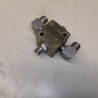 Voiteluaineiden jakaja, käyettävissä maksimissaan 4 ulosottoa