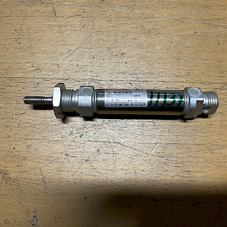 Ilmasylinteri 16/130/25